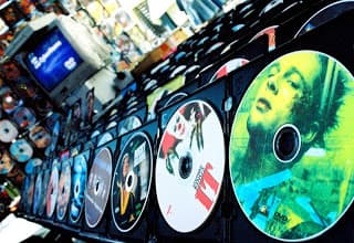 El Mito del Momento...No viajes con DVDs Piratas!