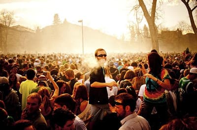 Sociedades que han Logrado vivir casi-Legalmente con el "Baygon"