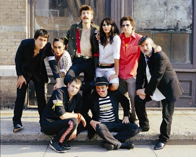 Alguien alla Afuera, han escuchado Gogol Bordello???