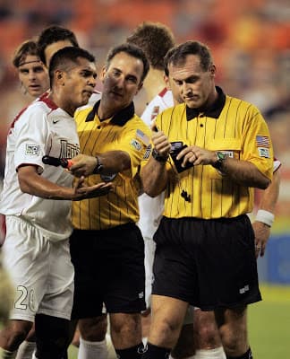 Si o no a la Tecnologia en el Futbol como Ayuda al Arbitro?