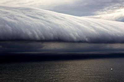 Ese velero se llama Barcelona.