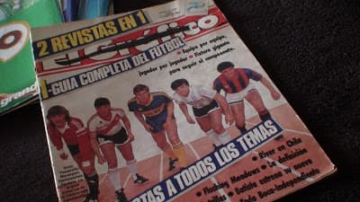 Husmeando revistas viejas.