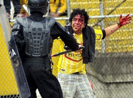 Es tan dificil ficharlos y tenerlos como personas que no deben ir a los estadios?