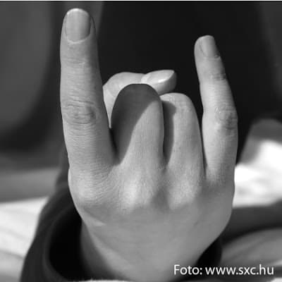 La interminable y popular creencia de que los cachos le caen solo a  cojudos