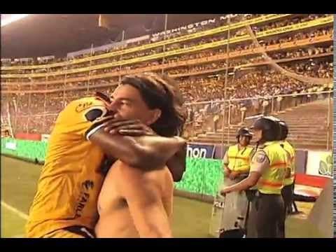 Mas imagenes de la celebracion de Blanco por gol en clasico