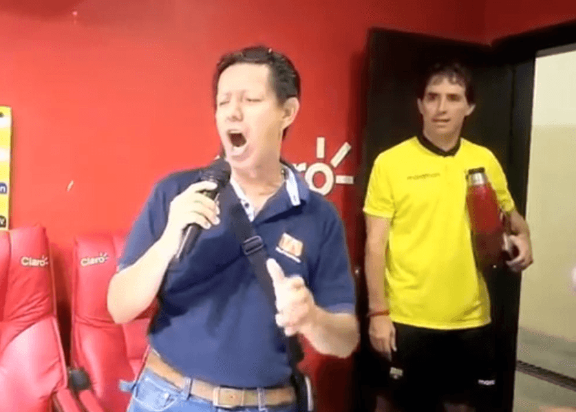 Cuando el tecnico encuentra en su puesto a alguien cantando